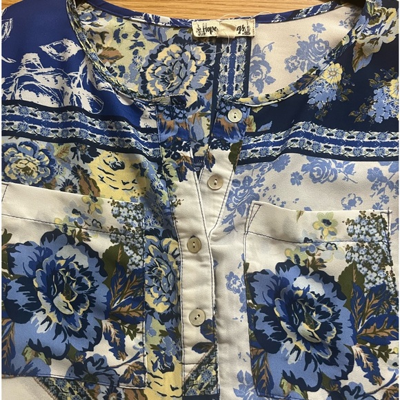 3/4 Length Light Weight Shirt w Pockets and Floral Print - Picture 5 of 7